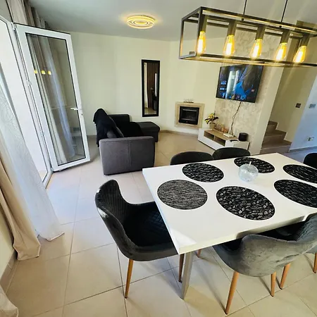 Adosado Entorno Playa Y Montana Tranquilidad Relax Jacuzzi Piscina Wifi Aire Jardin Barbacoa Y Parking Holiday home Calpe