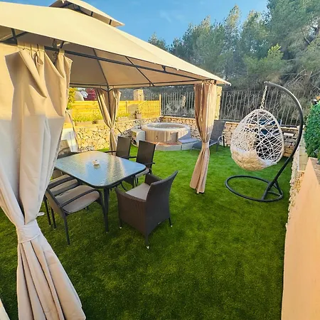 Adosado Entorno Playa Y Montana Tranquilidad Relax Jacuzzi Piscina Wifi Aire Jardin Barbacoa Y Parking Holiday home